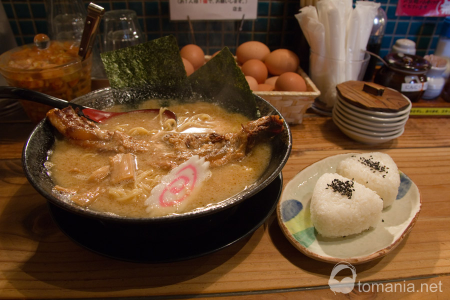 “法善寺しあわせラーメン 花丸軒”の“トロコツ一本のせラーメン”